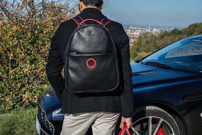Backpack: versatile look with a driving-inspired soul. (Video)