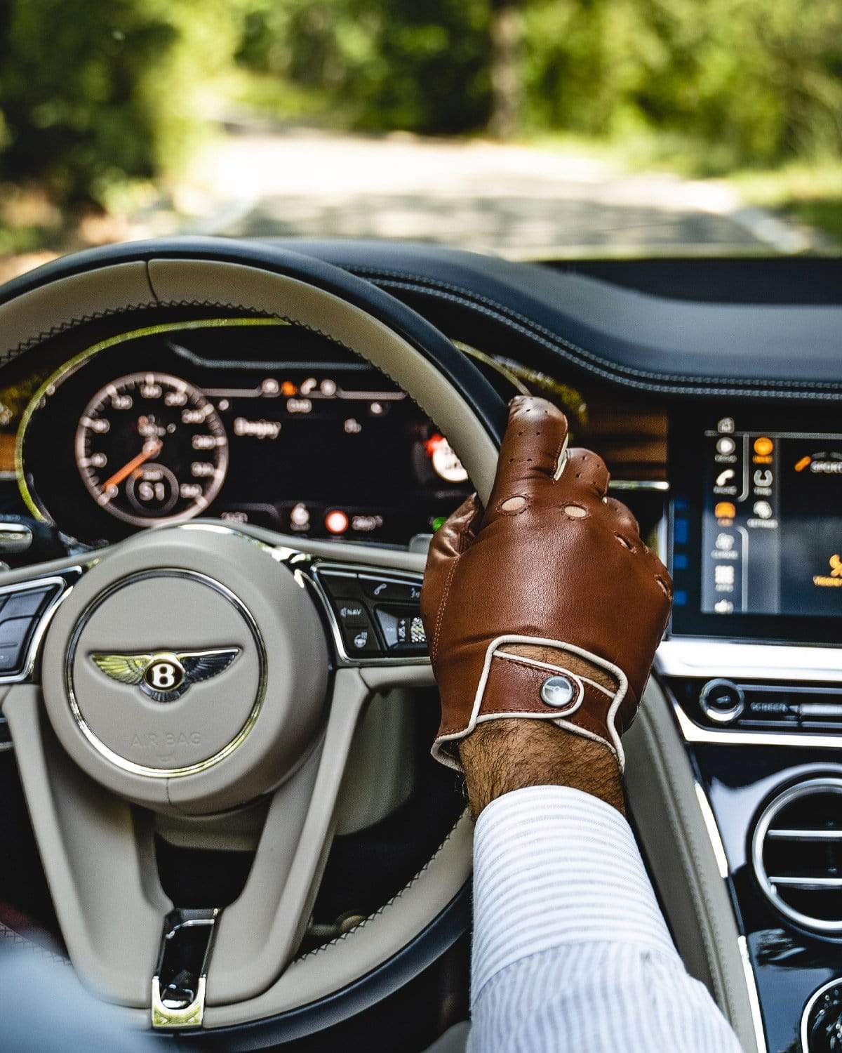 https://www.theoutlierman.com/cdn/shop/products/the-outlierman-gloves-7-5-authentic-race-mk2-leather-driving-gloves-cognac-cream-14865095884888.jpg?v=1603102371